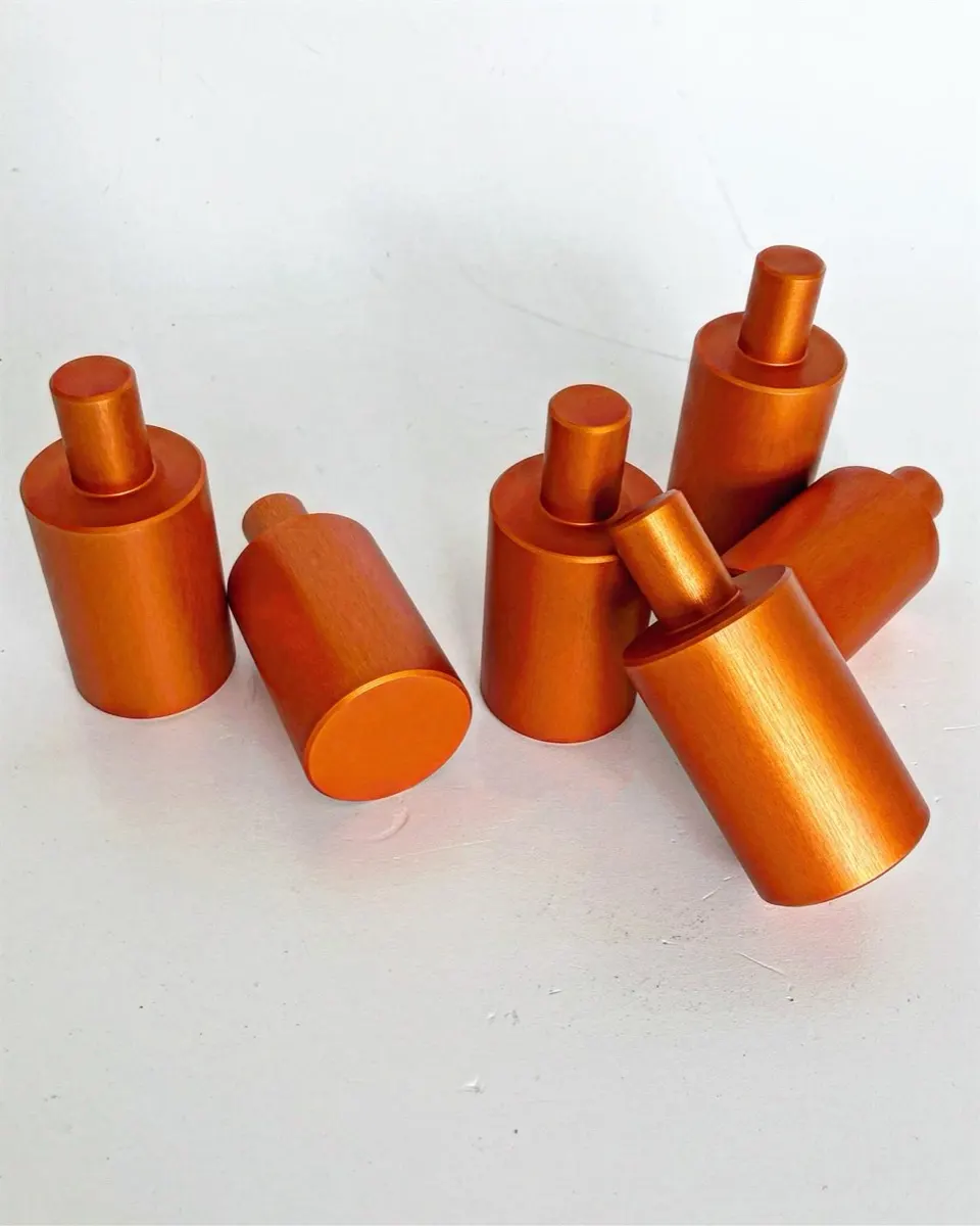 Orange eloxierte Aluminiumteile
