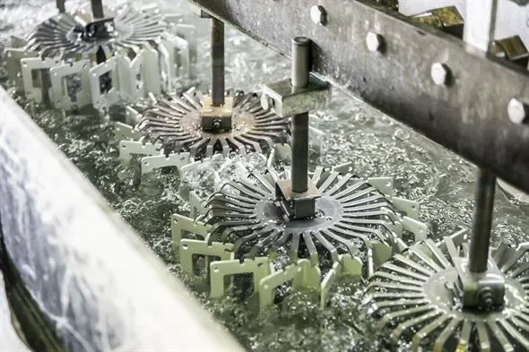 Aluminiumteile auf Gestellen im Eloxalbad