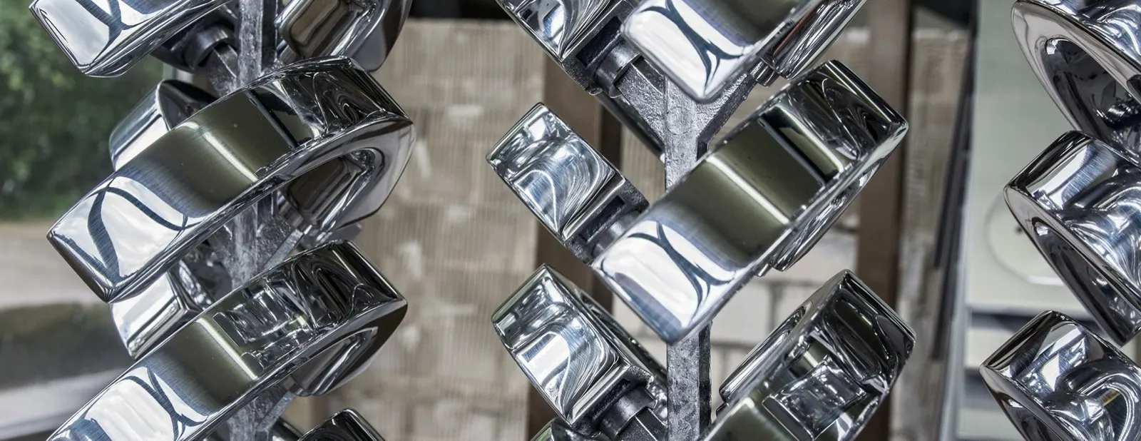 Hochglanzpolierte Aluminiumteile auf dem Gestell
